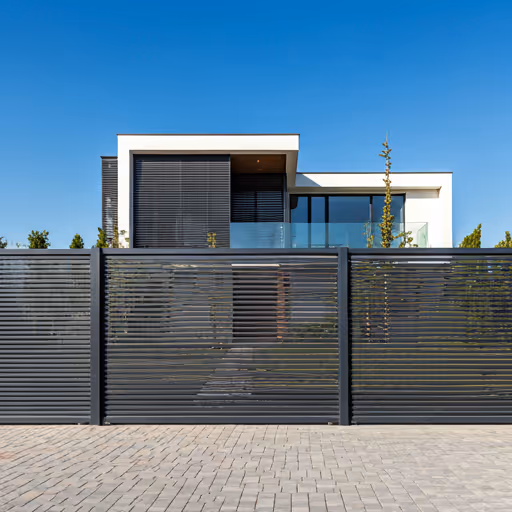 Modern luxus villa sötét antracit vízszintes acél lemezes kerítéssel