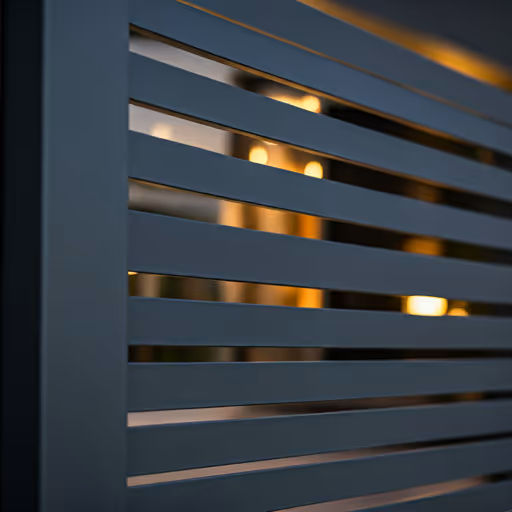 Modern antracit szürke acél lemezes kerítés drámai építészeti megvilágítással