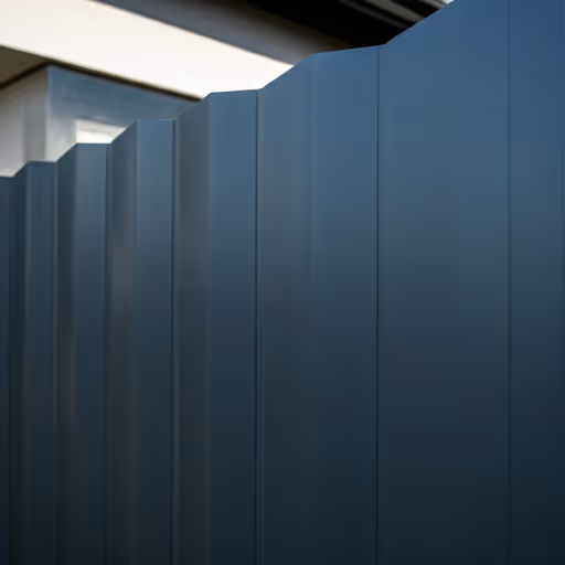 Ipari stílusú sötétszürke trapézlemez kerítéspanelek modern lakóházon